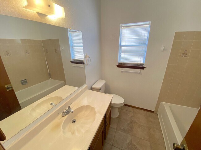 Building Photo - Northeast El Paso 3bed/2bath with Mountain...