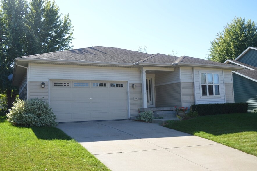 Primary Photo - 715 Ariel Ln