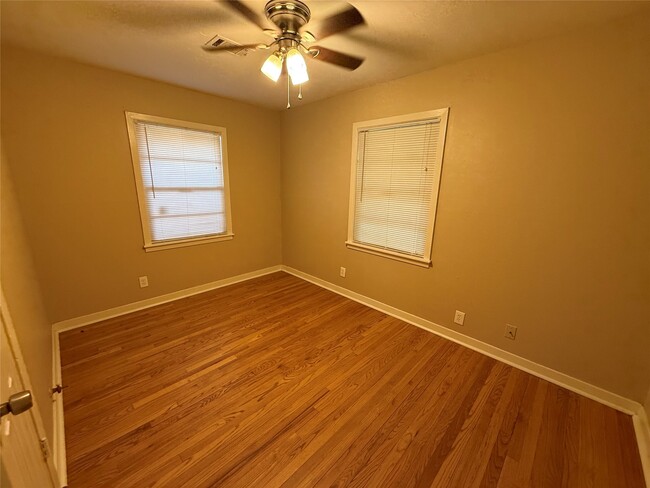 Building Photo - 6302 Thrush Dr