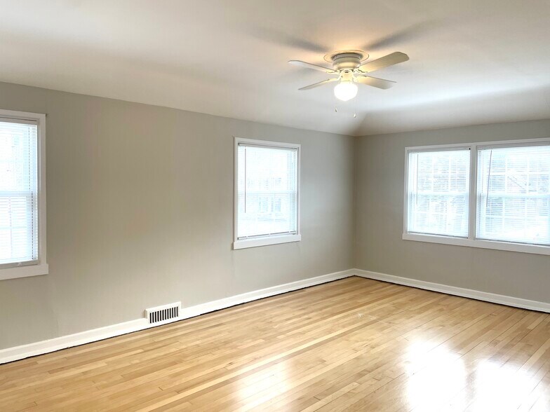 Building Photo - 5211 N Diversey Blvd