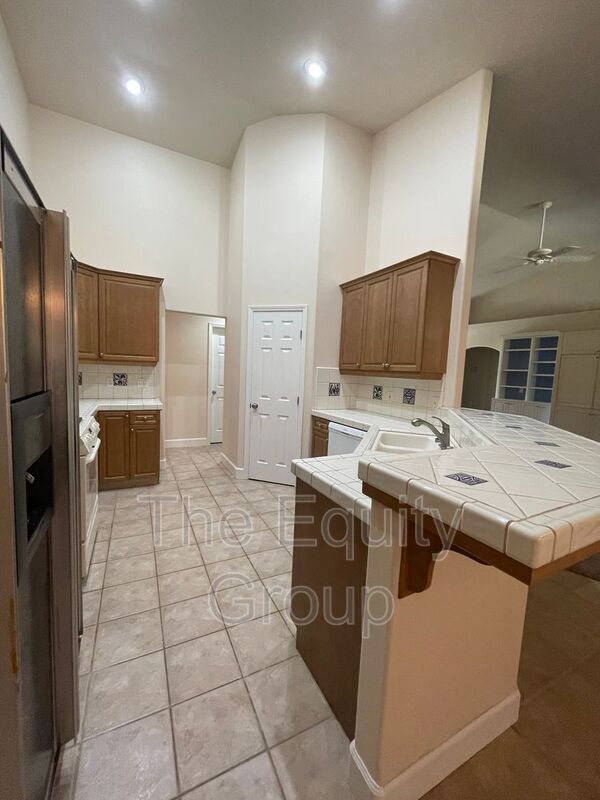Building Photo - 608 W Evergreen Ct