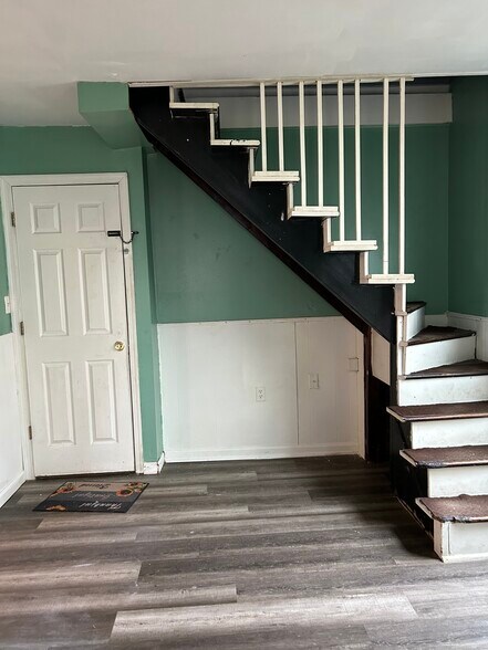 Building Photo - 201 Lock St