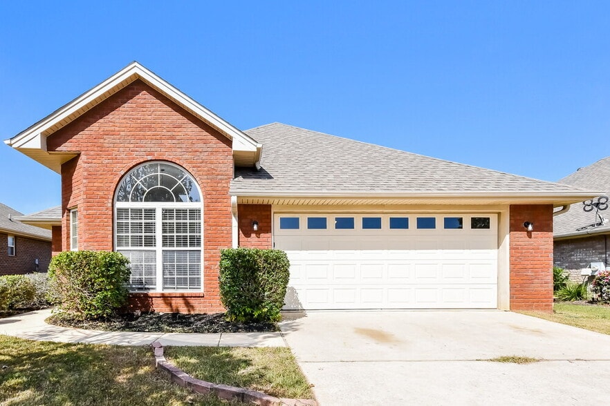 Primary Photo - 2067 Edgewood Dr