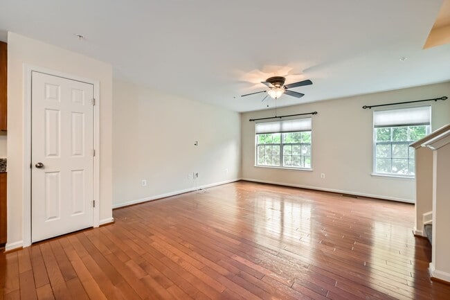 Building Photo - Spacious & Stylish 3BR/2.5BA TH in Frankli...