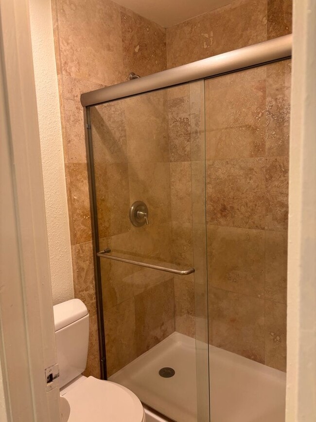 Building Photo - Bay Ho 3 Bd 2 Ba Corner first level Condo for lease