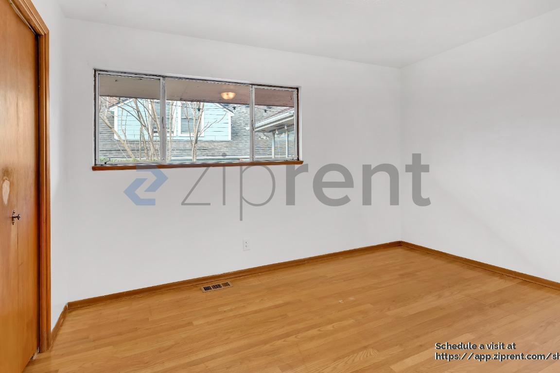 Building Photo - 6117 NE Clackamas St