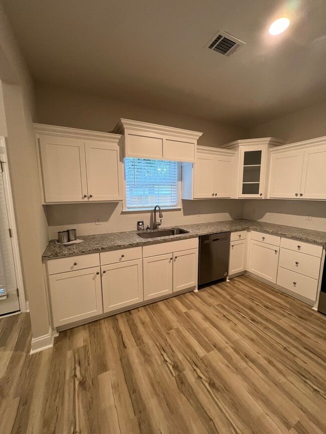 Building Photo - 3 Bed 2 Bath Home with Porches and Huge Ba...