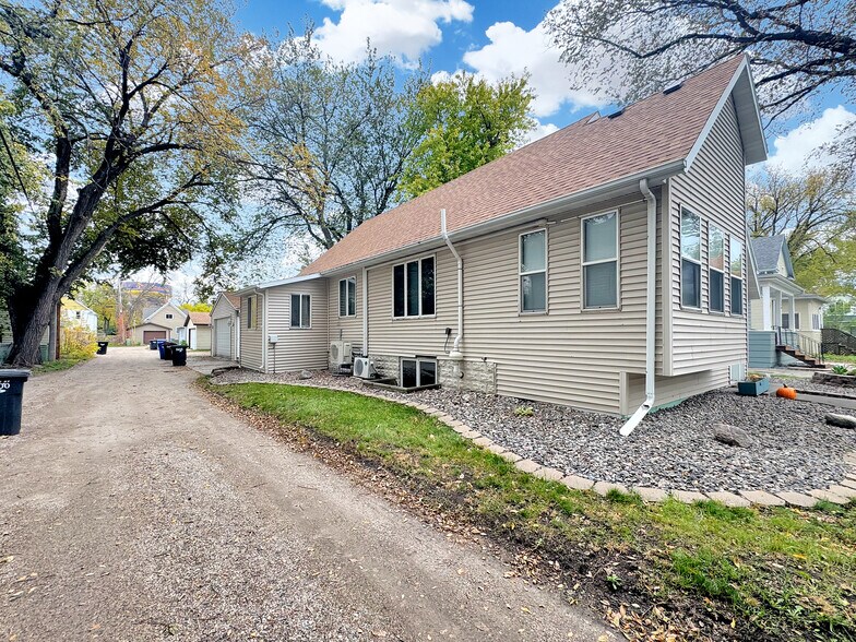 Building Photo - 1118 9th Ave N