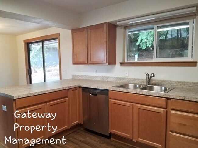 Building Photo - Spacious 3 bedroom
