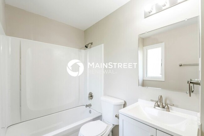 Building Photo - 4 Bedroom Pet-Friendly Home in St. Louis, MO with Main Street Renewal