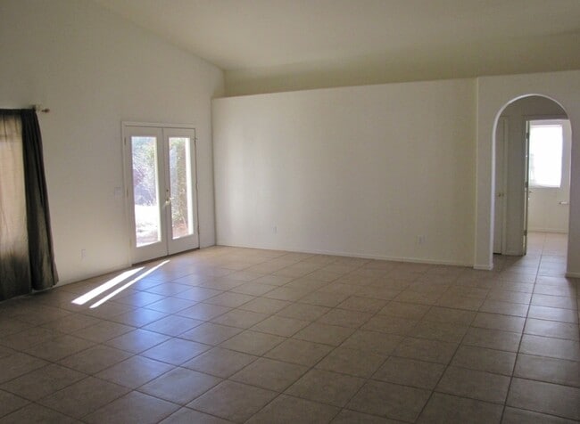 Building Photo - 3BR/2BA, 3-car garage, 1854 sq.ft. home in Remington Park, Sierra Vista, AZ