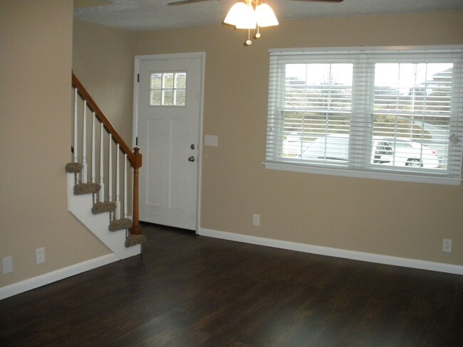 Building Photo - 2 bedroom/1.5 bath Townhouse Kingsport, TN