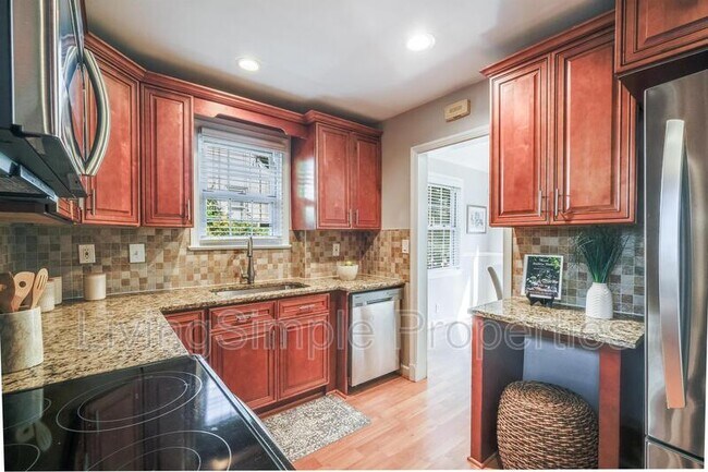 Building Photo - 703 Mapleton Rd