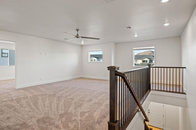 Building Photo - Beautiful 4 bedroom, 3.5 bathroom twin home in St George!