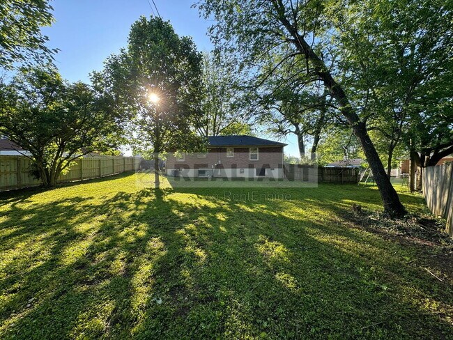 Building Photo - 105 Aster Pl