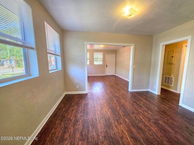 Building Photo - 916 W 25th St