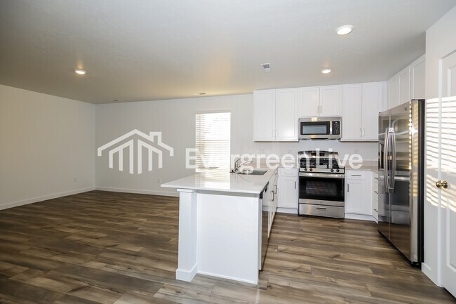 Building Photo - 323 Lightning Ave