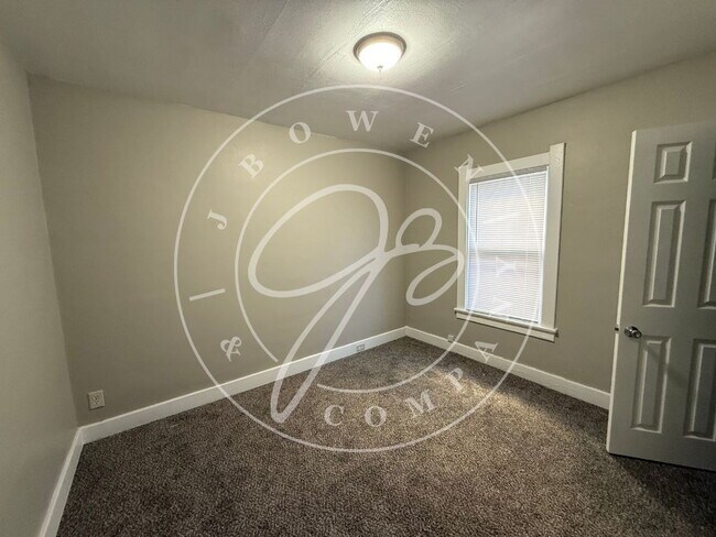 Building Photo - Beautiful 2 Bedroom Lower Duplex