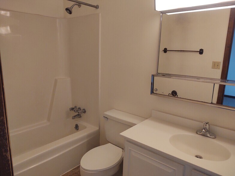 Bathroom - 513 W Chocolate Ave