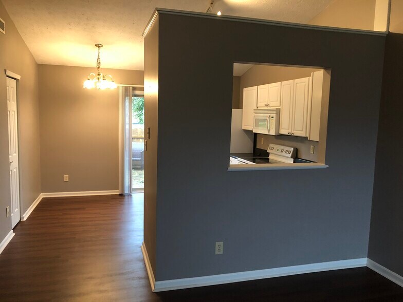 Building Photo - 10843 Tanbark Dr