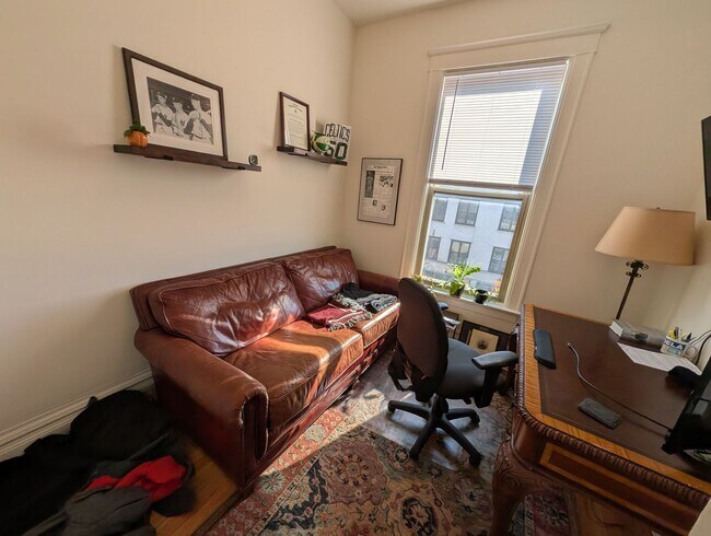 Building Photo - Spacious and renovated 3 BR in Wicker Park with great vintage touches!
