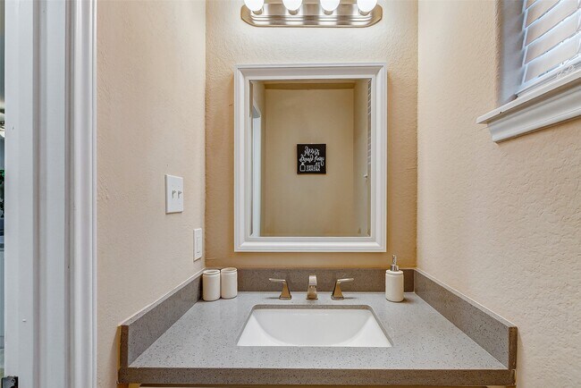 Building Photo - 3807 W Orem Dr