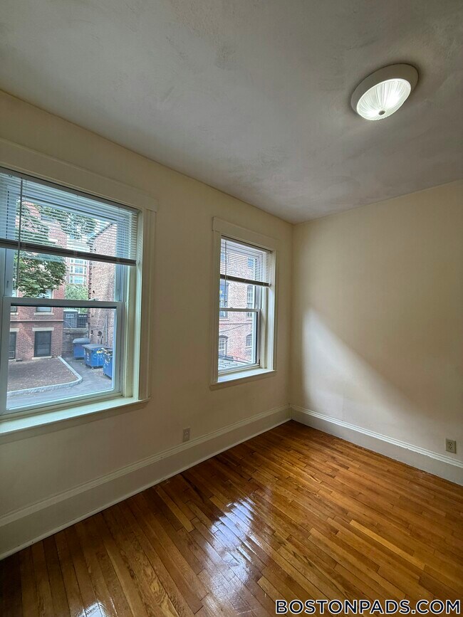 Building Photo - 55 Queensberry St