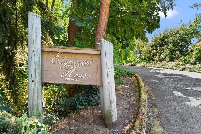 Building Photo - Updated 2BD/2BA Condo in North Portland! S...