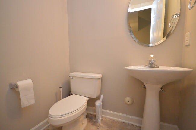 Building Photo - 3319 Philmont Dr