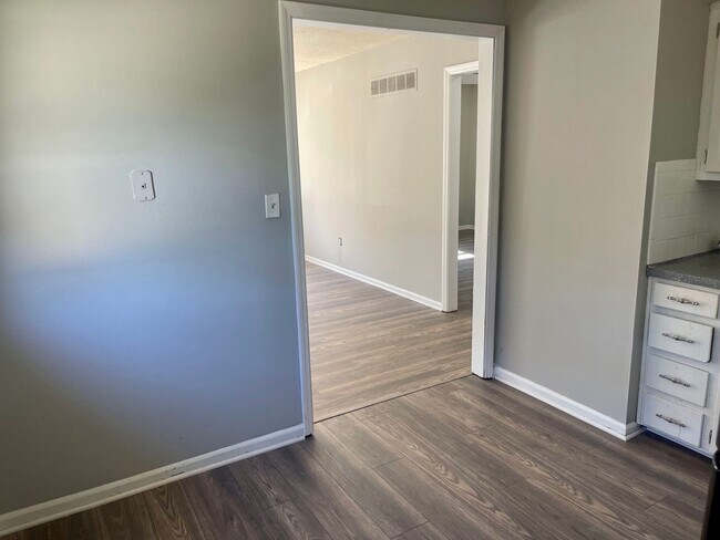 Building Photo - Fresh & Updated 1/2 Duplex
