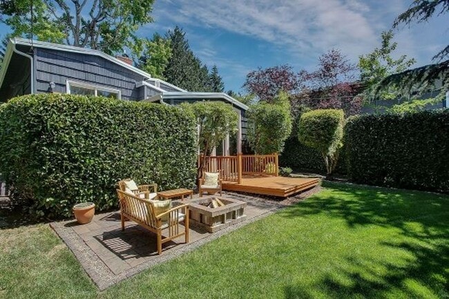 Building Photo - Chic Urban Oasis in Hillsdale