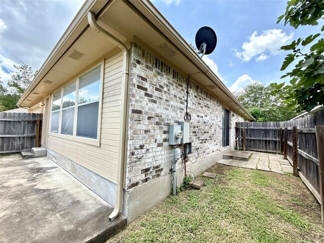 Building Photo - 17129 Bishopsgate Dr