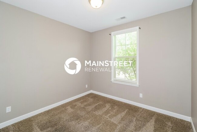 Building Photo - 5 Bedroom Pet-Friendly Home in Oakland, TN with Main Street Renewal
