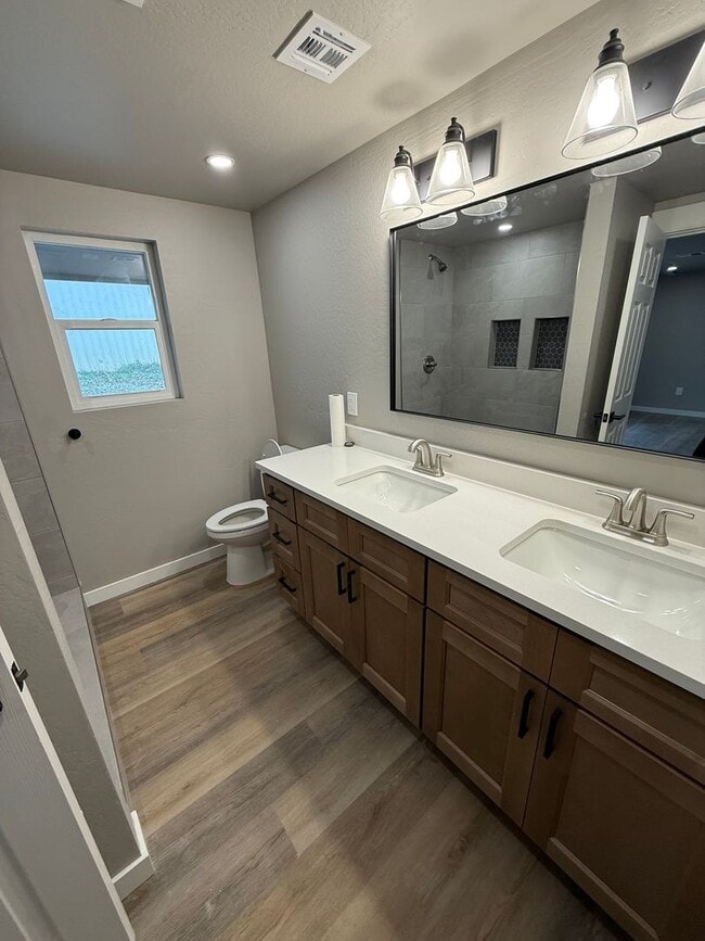 Building Photo - Fully Renovated- 4 bedroom 2 bathroom home