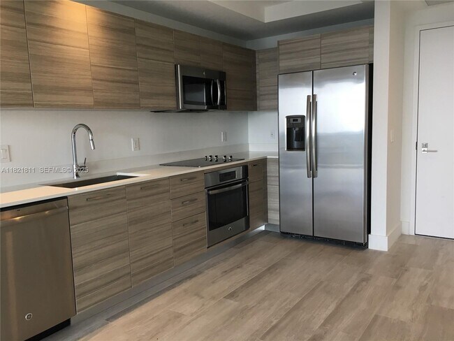 Building Photo - 121 NE 34th St