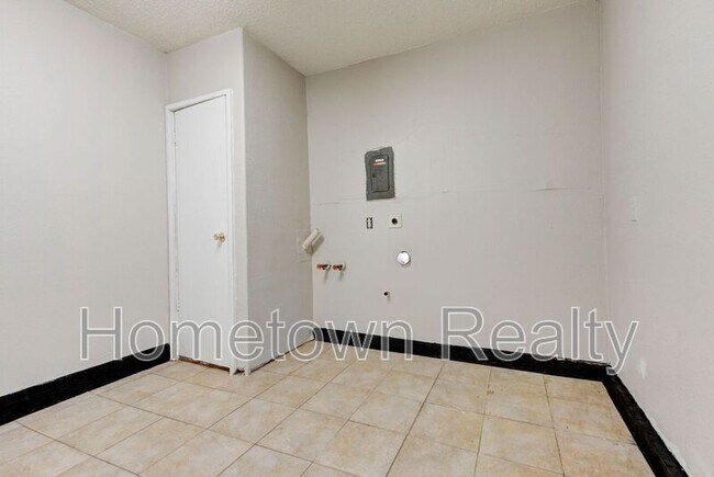 Building Photo - 208 W Shadywood Dr