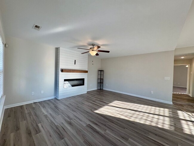 Building Photo - Move-In Ready, Fenced-In Backyard, Pet Friendly, One Story Home – Convenience Meets Comfort!