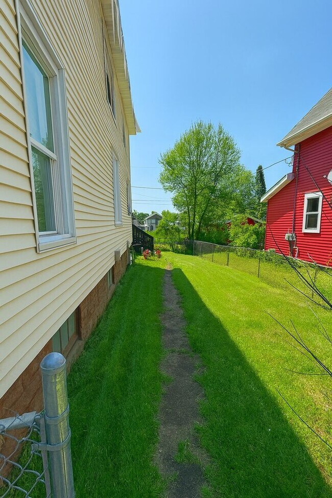 Building Photo - 606 N 60th Ave W