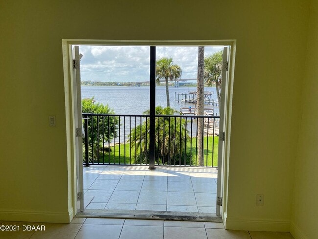 Building Photo - 2 bed condo overlooking the river