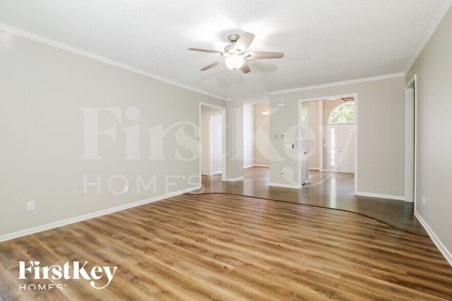 Building Photo - 15211 Maple St