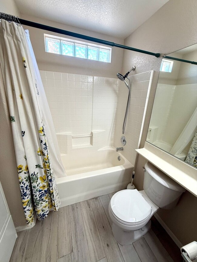 Building Photo - Charming 2 Bed, 2 Bath Home with Open Floo...