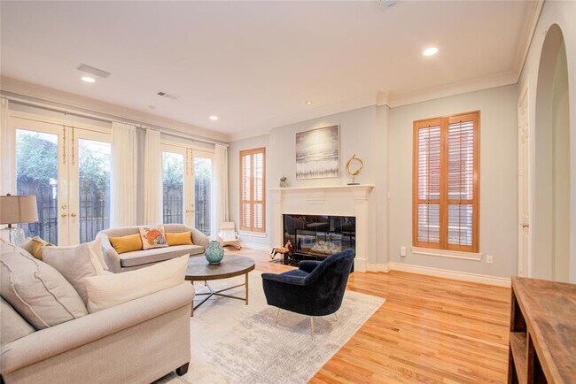 Building Photo - 1812 Staffordshire Crescent