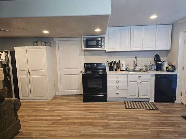 Building Photo - 649 E Mt Dutton Way
