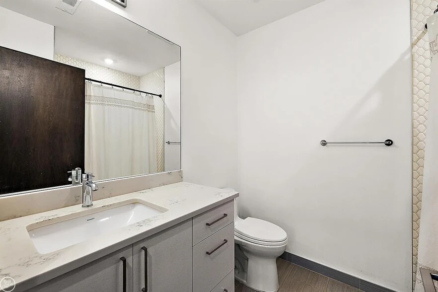 Building Photo - 438 Selden St