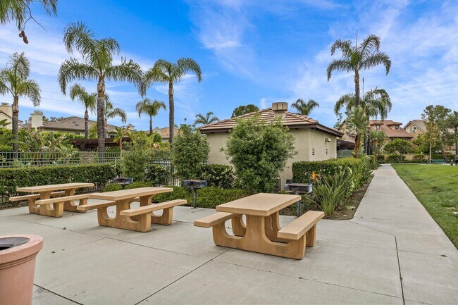 Building Photo - Beautiful detached condo in Painted Trails!