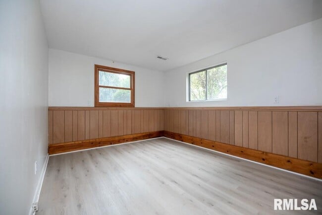 Building Photo - 9019 N Locust Ln