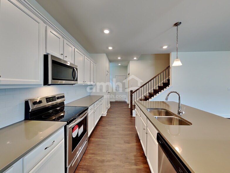 Building Photo - 648 Carnaby Ln