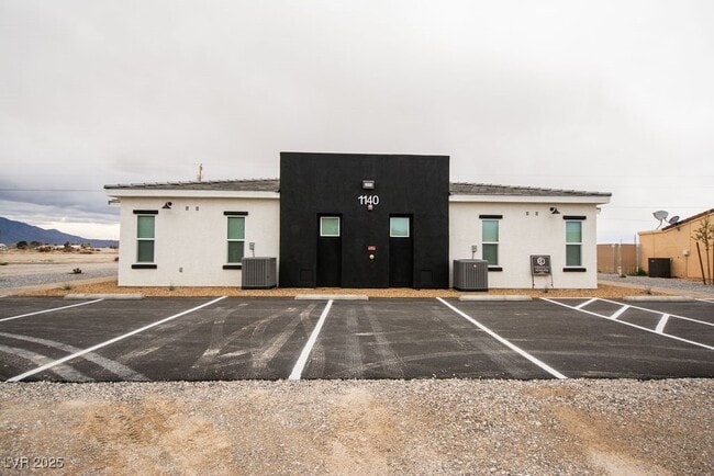 Primary Photo - 1140 Sixshooter Ave