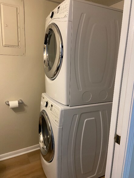 Building Photo - 615 Central Ave