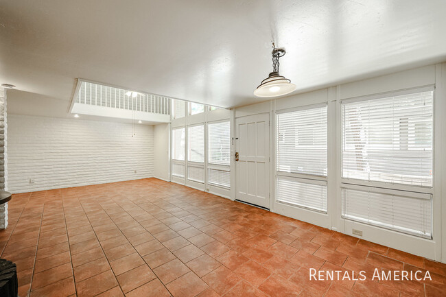 Building Photo - 4824 N Woodmere Fairway